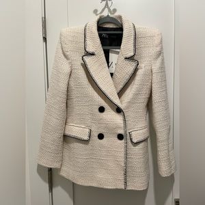 The perfect expensive-looking cream woven blazer for this Fall and Winter.